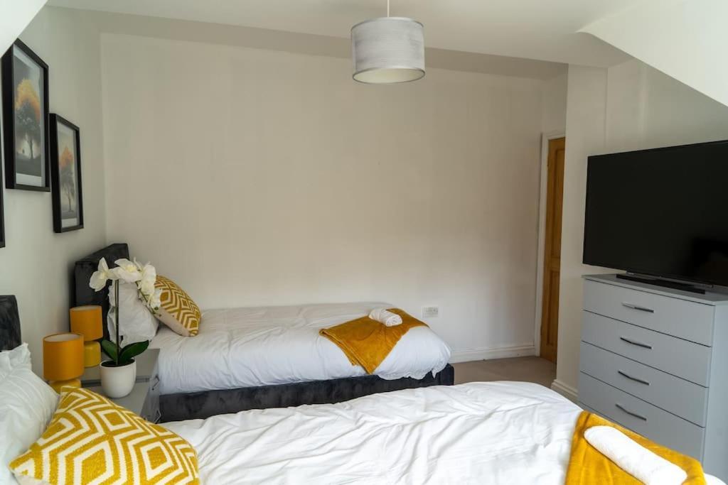 Spacious 15 Guest Home With 9 Beds In Shirley Solihull Zewnętrze zdjęcie